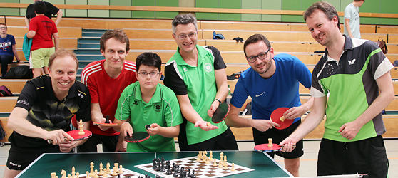 Hartmut Metz und Jonas Rosner beim Schach-Tischtennis-Turnier.